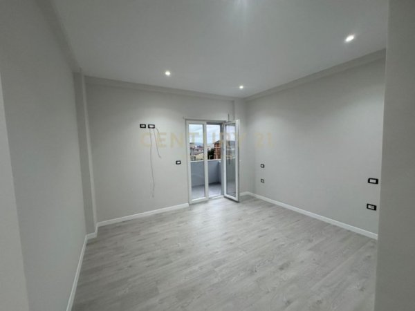 Tirane, jepet me qera apartament 1+1+Ballkon Kati 2, 70 m² 350 € (kodra e priftit)