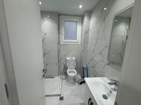 Tirane, jepet me qera apartament 1+1+Ballkon Kati 2, 70 m² 350 € (kodra e priftit)