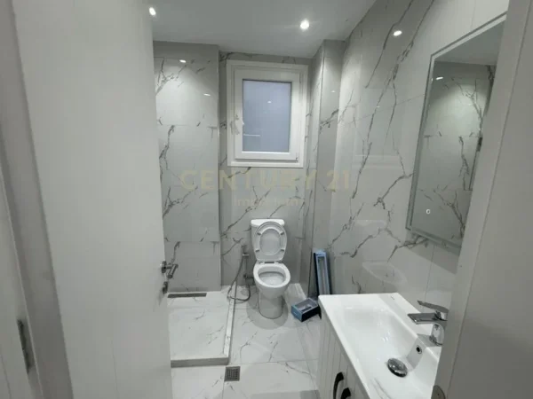 Tirane, jepet me qera apartament 1+1+Ballkon Kati 2, 70 m² 350 € (kodra e priftit)