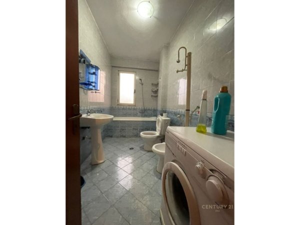 Tirane, jepet me qera apartament 1+1+Ballkon Kati 10, 63 m² 500 € (komuna e parisit)