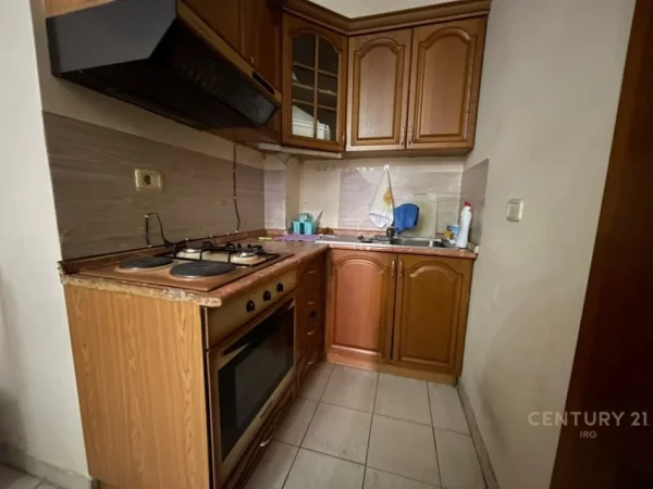 Tirane, jepet me qera apartament 1+1+Ballkon Kati 10, 63 m² 500 € (komuna e parisit)