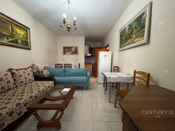 Tirane, jepet me qera apartament 1+1+Ballkon Kati 10, 63 m² 500 € (komuna e parisit)