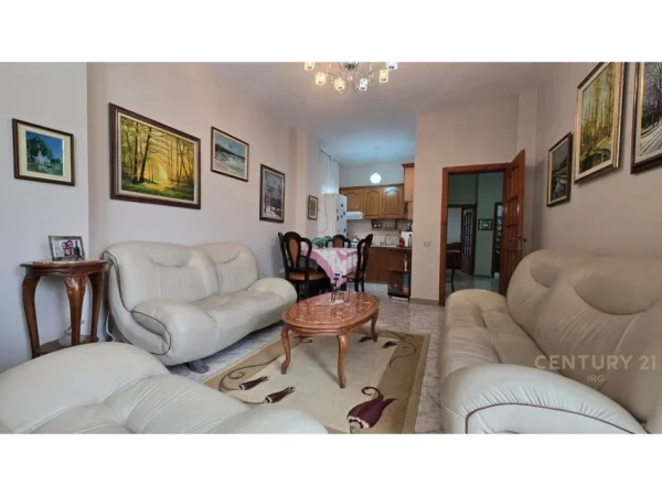Tirane, jepet me qera apartament 3+1+Ballkon Kati 3, 90 m² 650 € (ali demi)