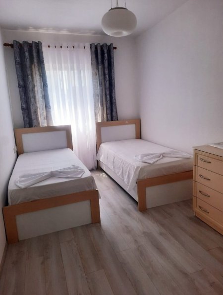 Tirane, jepet me qera apartament 2+1+Aneks+Ballkon Kati 5, 900 € 