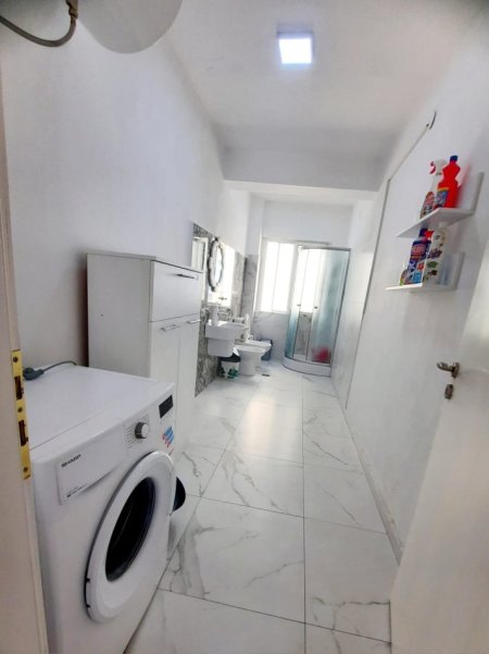 Tirane, jepet me qera apartament 2+1+Aneks+Ballkon Kati 5, 900 € 
