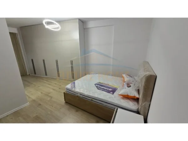 Tirane, jepet me qera apartament 2+1+Depo+ Ballkon Kati 2, 102 m² 1.000 € (Kompleksi Kika 3) Komuna e Parisit