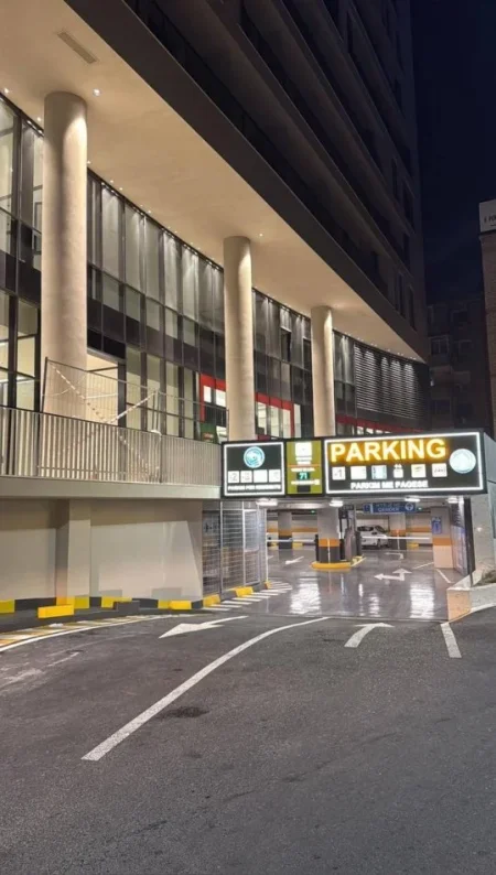 Tirane, jepet me qera zyre Kati 12, 100 m² 1.000 € (MINE PEZA)