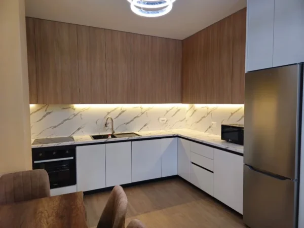 Tirane, jepet me qera apartament 2+1+Ballkon Kati 4, 120 m² 1.300 € (LIQENI THATE)