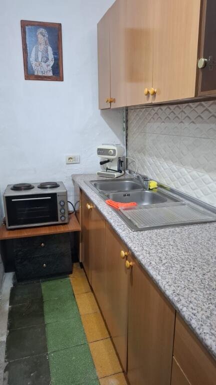 Tirane, jepet me qera garsonier 1+1 Kati 1, 270 €