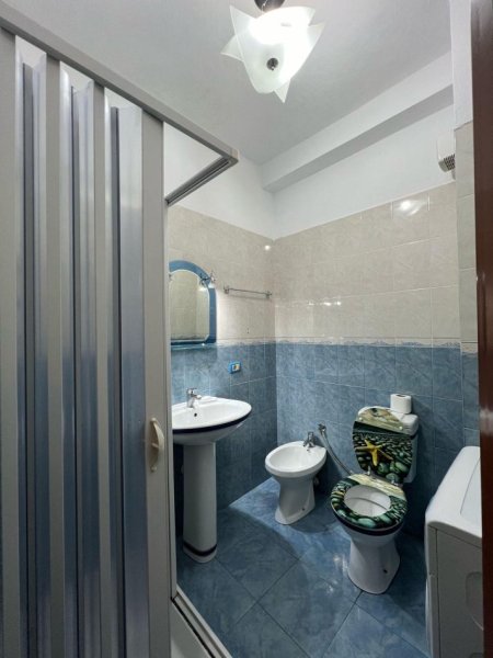 Tirane, jepet me qera apartament 3+1+Ballkon Kati 1, 110 m² 800 € (Komune e Parisit)