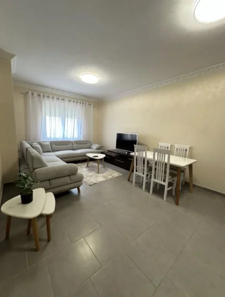 Vlore, jepet me qera apartament 1+1 Kati 11, 75 m² 300 € (Vlorë, Rruga Transballkanike , Rruga Gjergj Kastrioti)