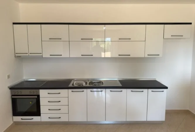 Tirane,  Guzhina te reja akreliku bashk me paisje . Super Cmime 1.001 €