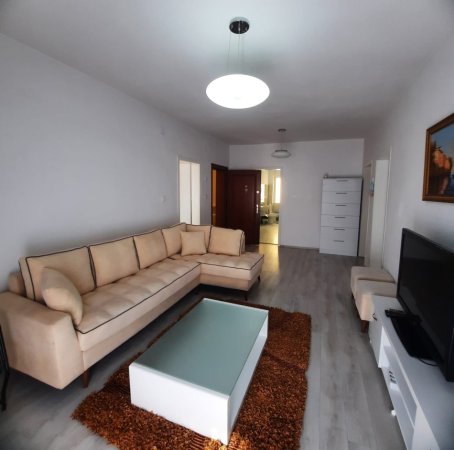 Tirane, jepet me qera apartament 3+1 Kati 5, 110 m² 900 € (blloku)