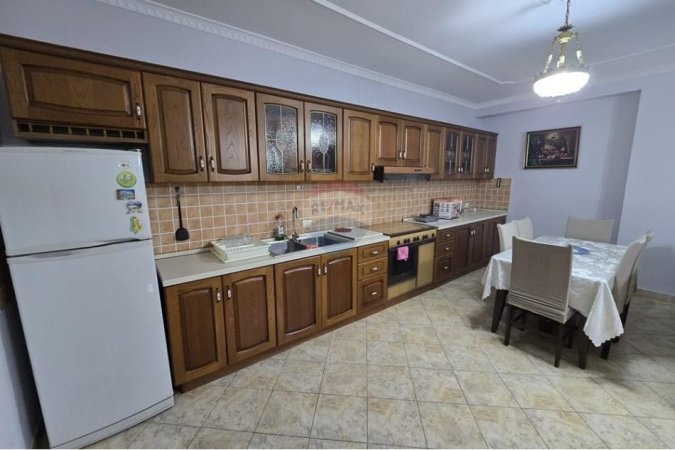 Tirane, jepet me qera apartament 2+1 , 105 m² 650 € (Rruga Muhamet Gjollesha,)