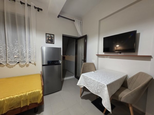 Tirane, jepet me qera garsonier 1+1 Kati 2, 45 m² 400 € (Rruga e Kosovareve)