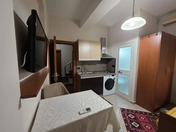 Tirane, jepet me qera garsonier 1+1 Kati 2, 45 m² 400 € (Rruga e Kosovareve)