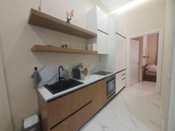 Tirane, jepet me qera apartament 2+1 Kati 2, 80 m² 1.200 € (qender , sheshi skenderbej)