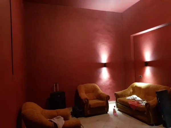 Tirane, jepet me qera magazine , 40 m² 500 € (Shkolla e Bashkuar)