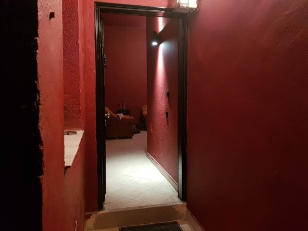 Tirane, jepet me qera ambjent biznesi Kati 0, 70 m² 500 € (Shkolla e Bashkuar)