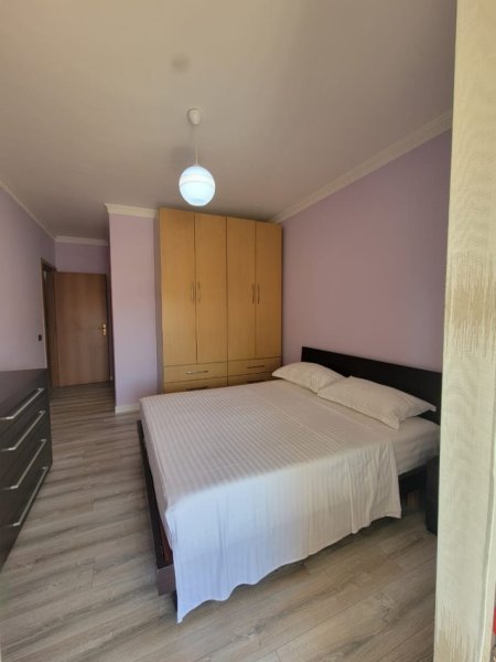 Tirane, jepet me qera apartament 2+1 , 125 m² 900 € (Parku Olimpik)
