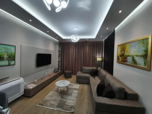 Tirane, jepet me qera apartament 1+1+Ballkon Kati 3, 75 m² 850 € (KOMUNA E PARISIT)