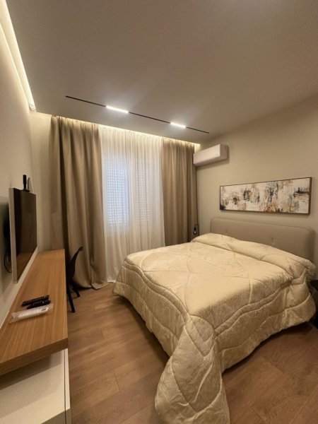 Tirane, jap me qera apartament 1+1 , 60 m² 700 € (Rruga e Barrikadave)