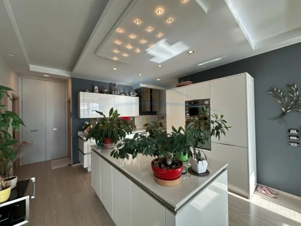 Tirane, shitet apartament 2+1 Kati 11, 134 m² 335.000 € (Bulevardi Zogu i 1)