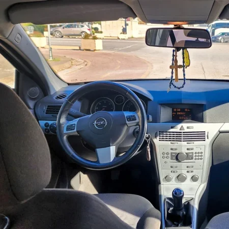 Tirane, shes makine Opel Astra Nafte, e zeze manuale Kondicioner 190.000 km 2.200€