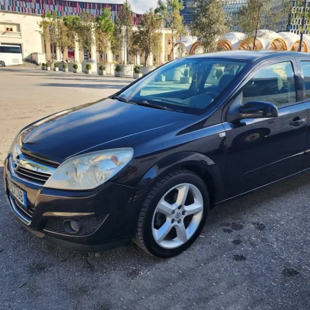 Tirane, shes makine Opel Astra Nafte, e zeze manuale Kondicioner 190.000 km 2.200€