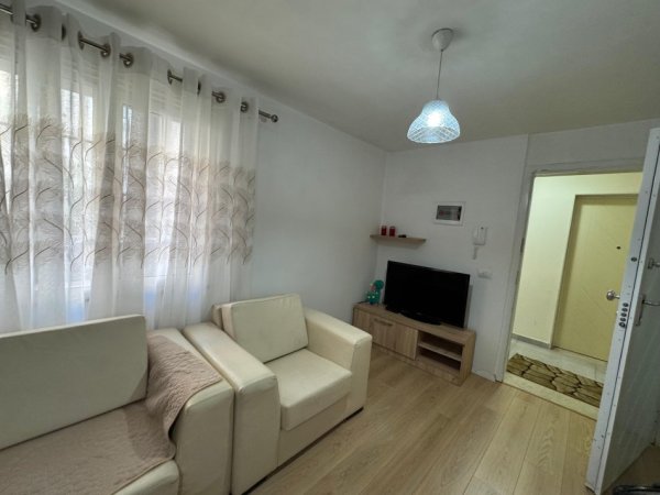 Tirane, jepet me qera apartament 1+1 Kati 1, 450 € 