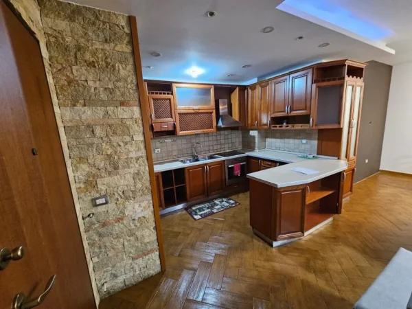 Tirane, jepet me qera apartament 3+1 Kati 3, 120 m² 700 € (Laprakë)
