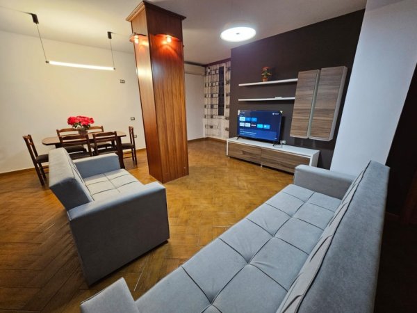 Tirane, jepet me qera apartament 3+1 Kati 3, 120 m² 700 € (Laprakë)