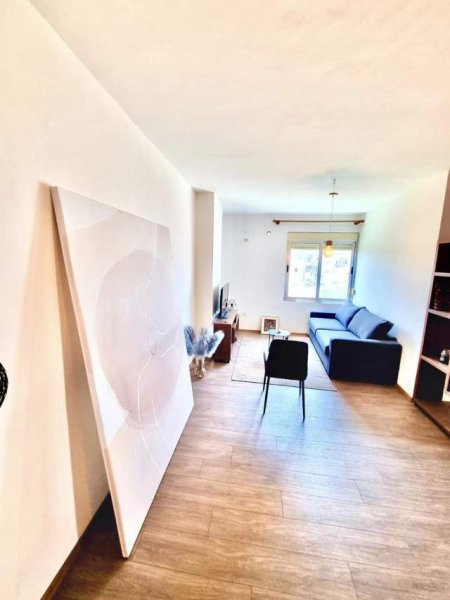Tirane, shitet apartament 2+1 72 m² 134.000 Euro (Xhamllik,buze rruge te Rosman Lala)