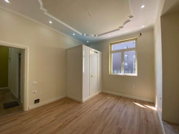Tirane, jepet me qera ambjent biznesi Kati 2, 500 Euro (Rruga e Dibrës)