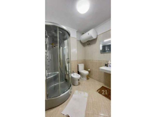 Tirane, jepet me qera apartament 3+1 Kati 3, 156 m² 900 Euro (Liqeni i Thate, Rruga Peti)