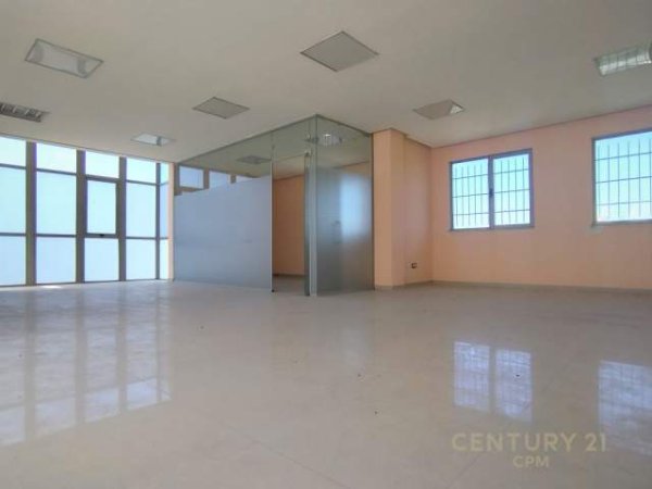 Tirane, jepet me qera magazine Kati 0, 1.330 m² 5.000 Euro