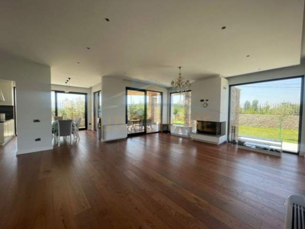 Tirane, jepet me qera Vile 3 Katshe Kati 3, 850 m² 3.000 Euro (Farkë)
