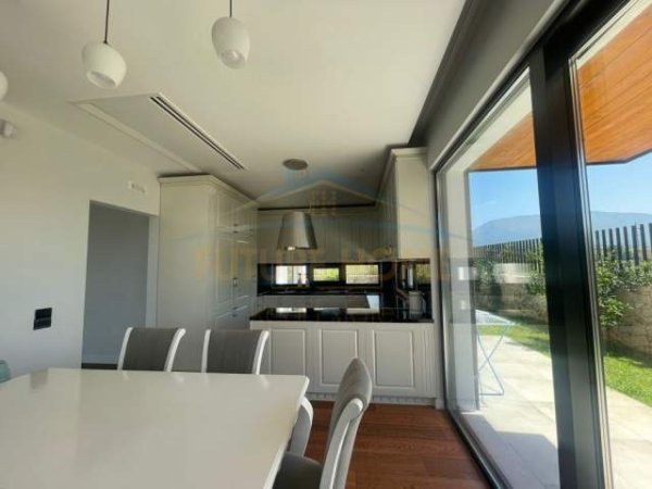 Tirane, jepet me qera Vile 3 Katshe Kati 3, 850 m² 3.000 Euro (Farkë)