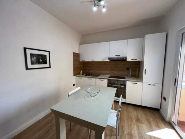Tirane, jepet me qera apartament Kati 4, 120 m² 750 Euro (rruga pjeter bogdani)