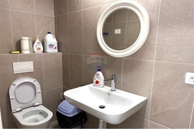Tirane, jepet me qera ambjent biznesi Kati 0, 70 m² 2.500 Euro (Myslym Shyri)