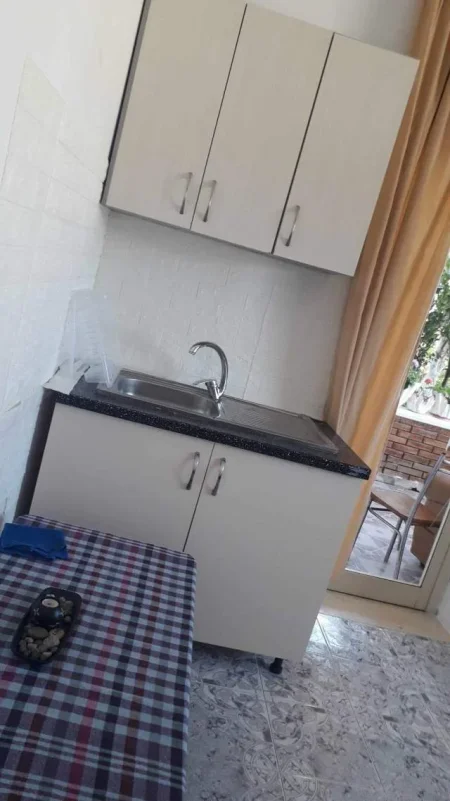 Lungomare, Japim dhoma me qera . 2500 leke te reja nata (dhimiter konomi)