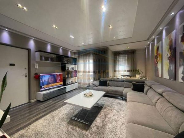 Tirane, jepet me qera 3+1+BLK Kati 8, 125 m² 900 Euro (Kompleksi Kontakt)