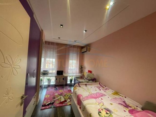 Tirane, jepet me qera 3+1+BLK Kati 8, 125 m² 900 Euro (Kompleksi Kontakt)