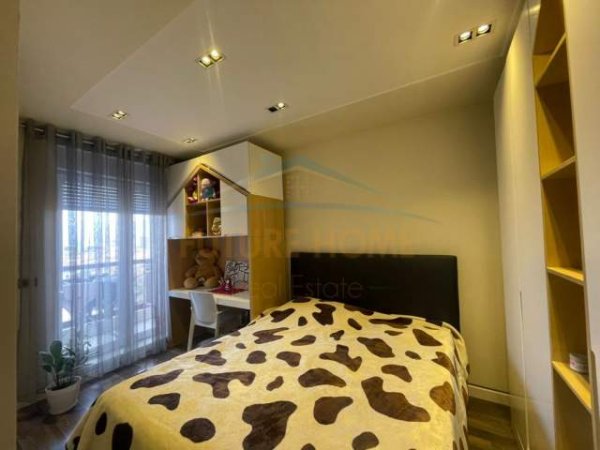 Tirane, jepet me qera 3+1+BLK Kati 8, 125 m² 900 Euro (Kompleksi Kontakt)