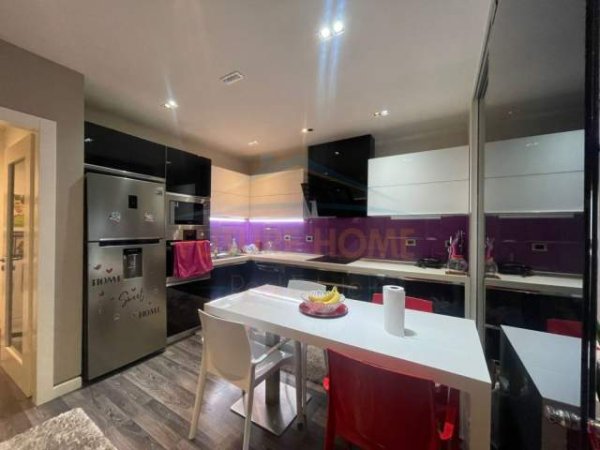 Tirane, jepet me qera 3+1+BLK Kati 8, 125 m² 900 Euro (Kompleksi Kontakt)