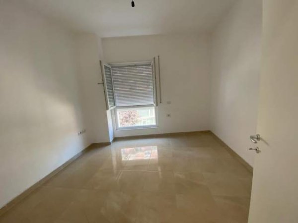 Tirane, jepet me qera apartament 2+1 Kati 1, 89 m² 500 Euro (Rruga e Barrikadave)