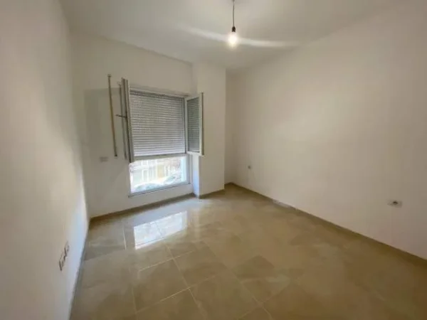 Tirane, jepet me qera apartament 2+1 Kati 1, 89 m² 500 Euro (Rruga e Barrikadave)