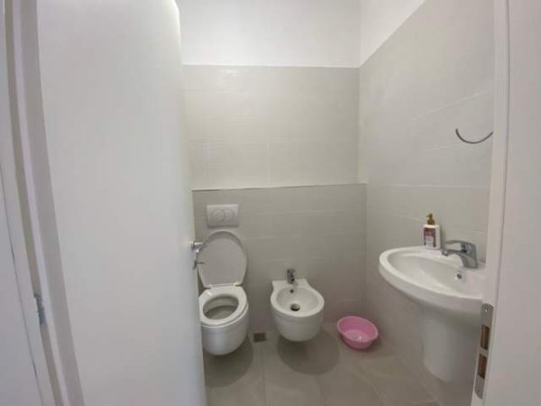 Tirane, jepet me qera apartament 2+1 Kati 1, 89 m² 500 Euro (Rruga e Barrikadave)