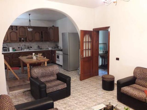 Tirane, jepet me qera apartament 1+1+BLK Kati 1, 70 m² 300 Euro (rruga kroit)
