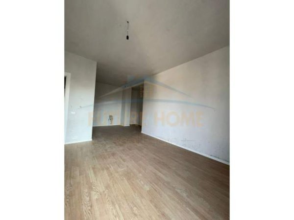 Tirane, jepet me qera apartament 1+1 Kati 1, 67 m² 400 Euro (Rruga Kongresi Manastirit)
